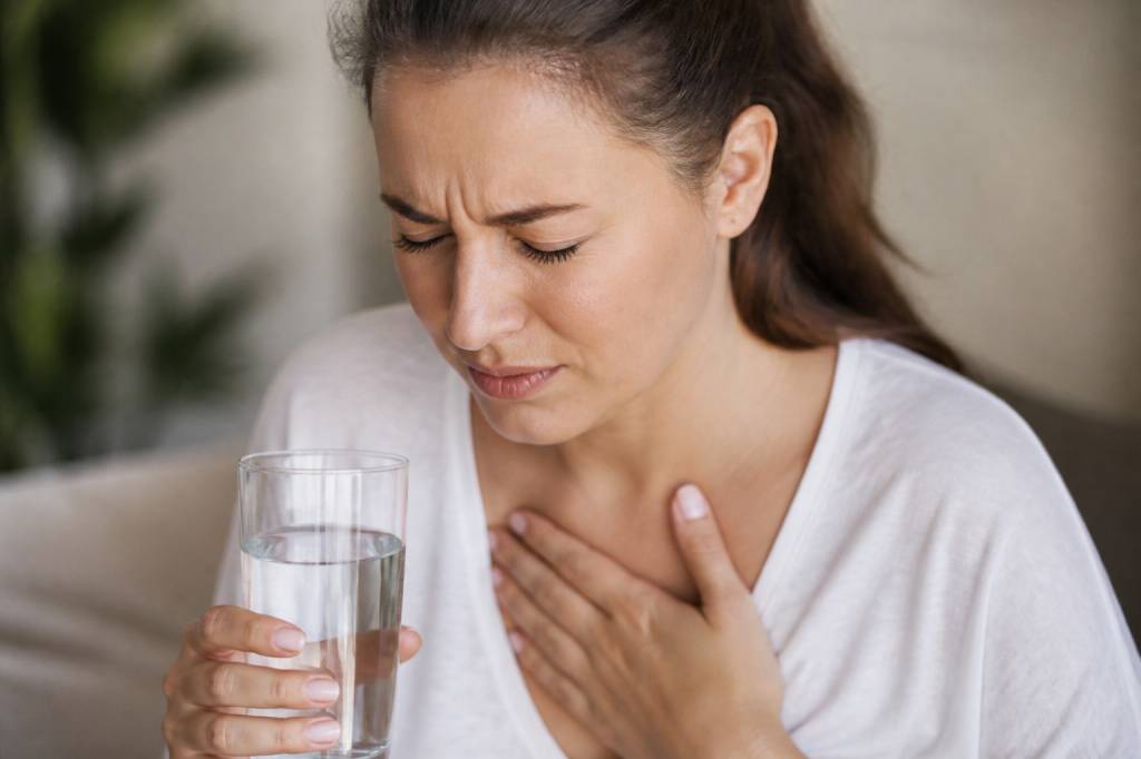 Comment le reflux gastro-œsophagien peut affecter les dents, les couronnes et les traitements esthétiques dentaires