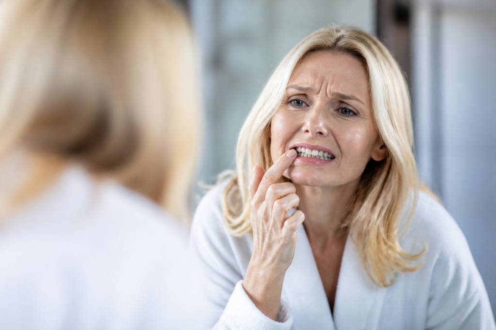 Déchaussement dent : causes, symptômes et traitements pour préserver vos dents